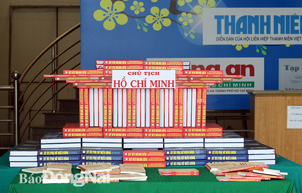 Xếp Sách Hình Lăng Trụ Bác Hồ