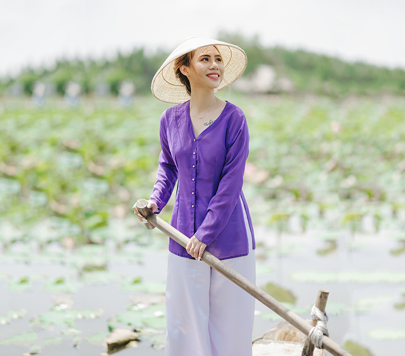 Chiếc Áo Bà Ba Trên Dòng Sông Thăm Thẳm Gallery 1