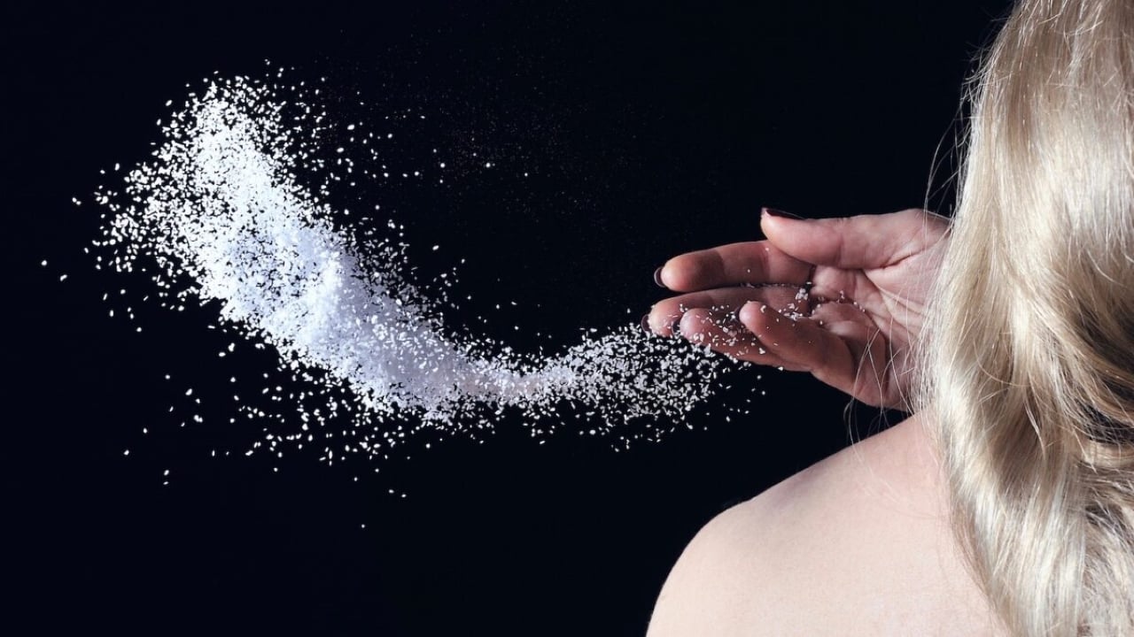 Vứt Muối Qua Vai Trái: Nguồn Gốc, Ý Nghĩa và Sự Thật Gallery 2