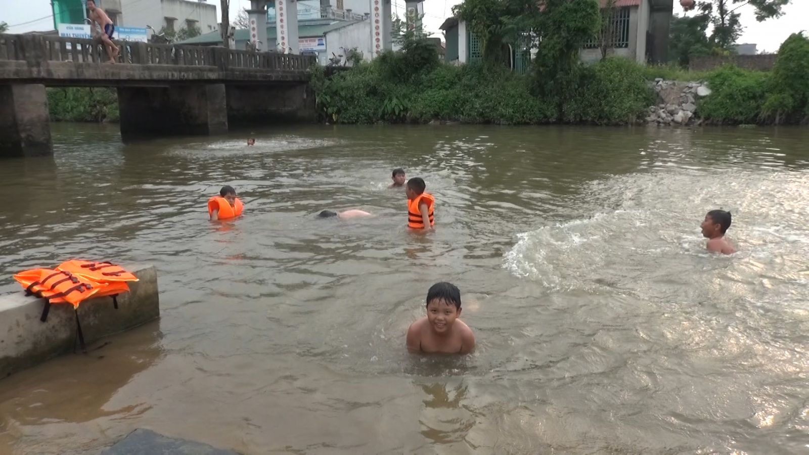 Úp Mặt Vào Sông Quê -  Cảm Giác Thanh Bình và Ký Ức Tuổi Thơ Gallery 1