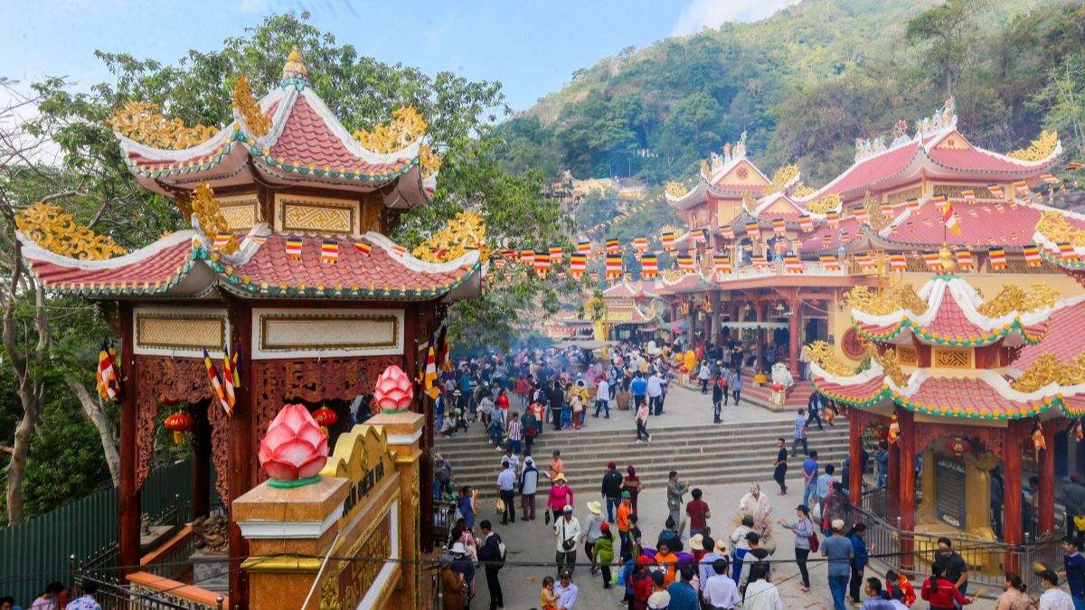 Tục Đi Chùa Đầu Năm: Ý Nghĩa, Lễ Nghị Và Những Điều Cần Lưu Ý Gallery 1