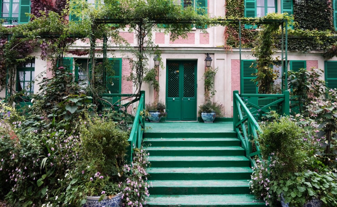 Ông A Làm Vườn và Treo Áo Ở Đầu Hồi Nhà Gallery 1
