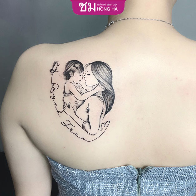 Hình Xăm Mẹ Bồng 2 Con Sau Lưng: Ý Nghĩa, Mẫu Hình Đẹp & Địa Chỉ Xăm Uy Tín Gallery 1
