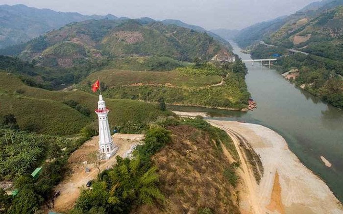 Em ở cuối sông Hồng Gallery 1