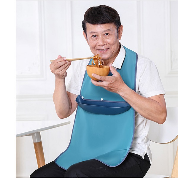 Yếm ăn cho người già: Giúp người lớn tuổi ăn uống dễ dàng và tự tin hơn