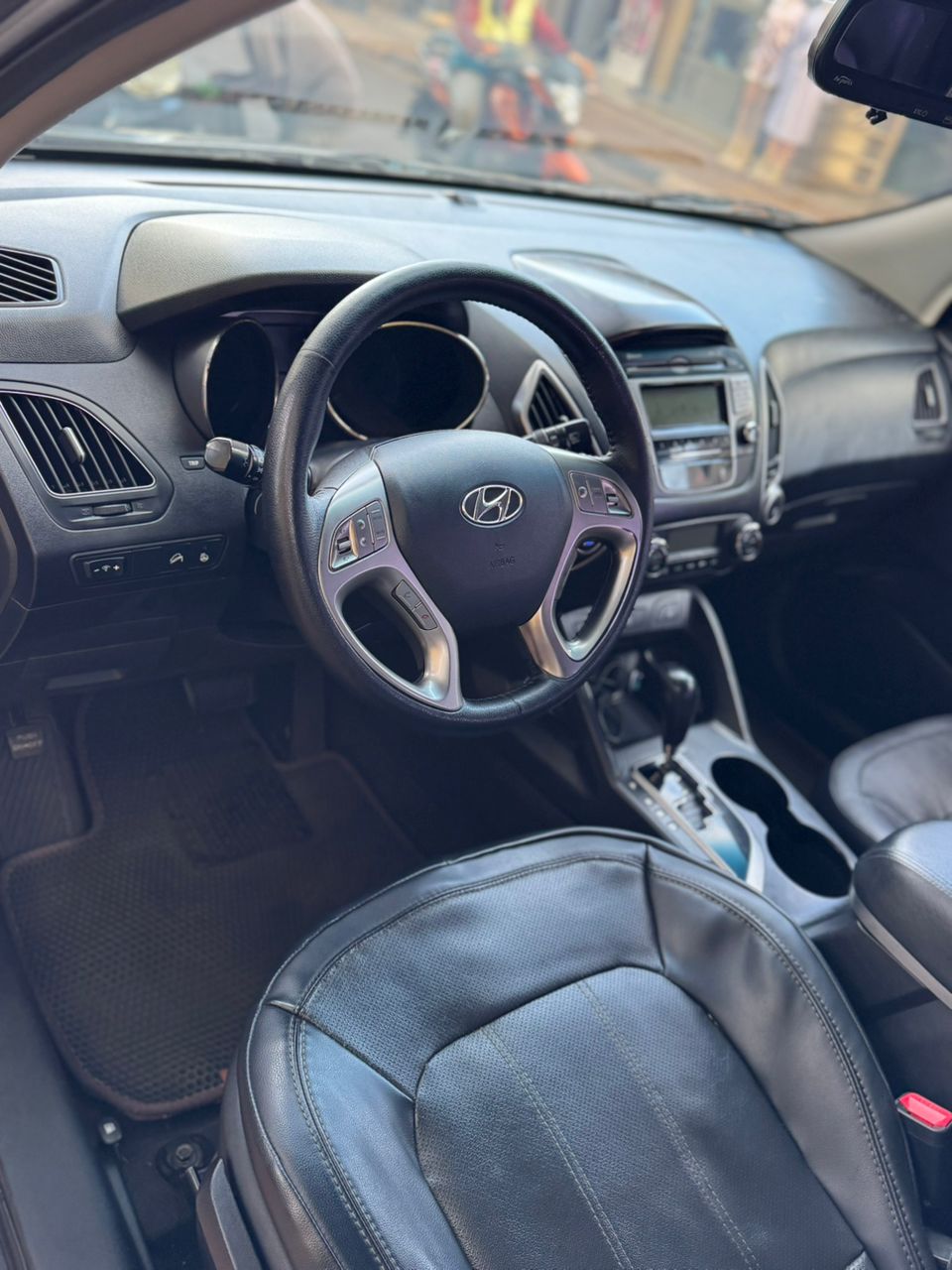 2011 Hyundai  Tacson gallery 2