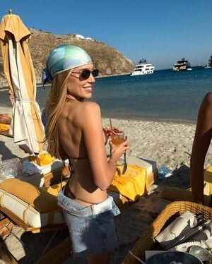 Alex Cooper / alexandracooper