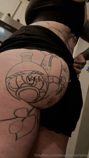 gothicdumpling / thegothicdumpling