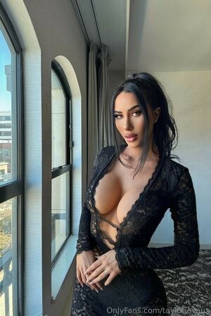 Taylor Jevaux / taylorjevaux