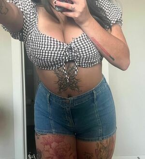 IiIjiggles / idali.guebara18 / jigglesssss / peachyidali