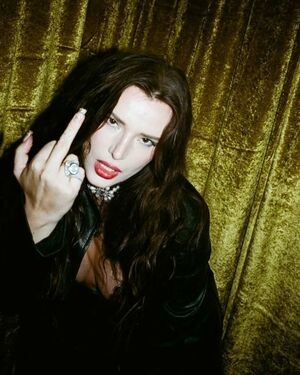 Bella Thorne / bellathorne