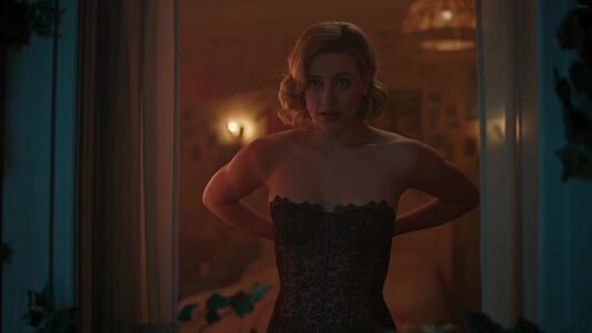 Lili Reinhart