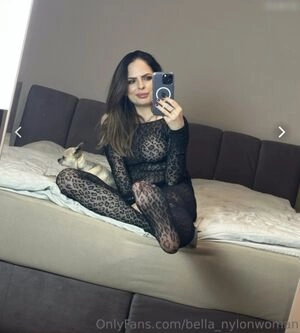 bella_nylonwoman