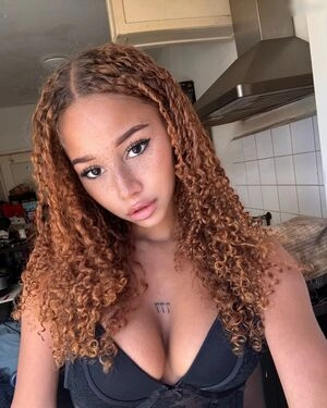 Chevelly / Vellyyx / rosechevelle