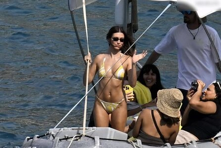 Hailey Bieber / baldwin / haileybieber