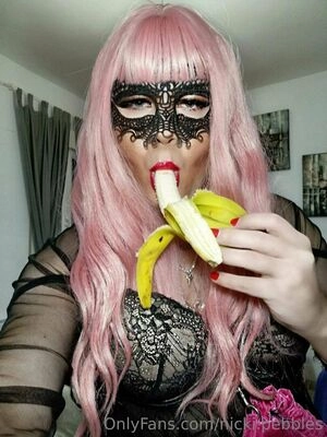 nicki.pebbles / nikkipebbles