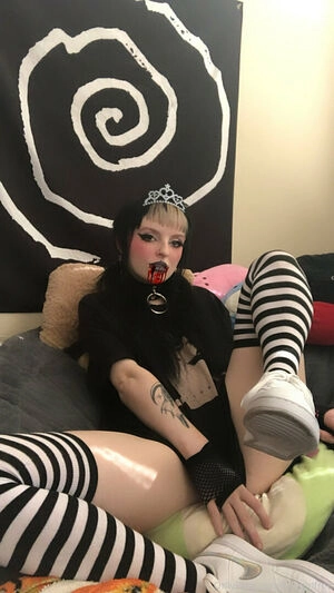 graveyardgoddess / hexgirlfree