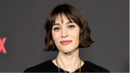Lizzy Caplan / thelizzycaplan
