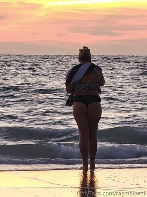 gwingotaku / raemaxwell