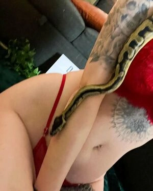 Kat Edwards / katedwardsxx