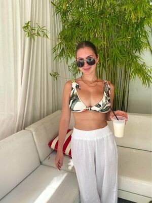 Sara Farrelll / sarafarrelll / thereal_mayafarrell