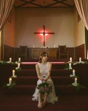 Lizzy McAlpine / lizzymcalpine