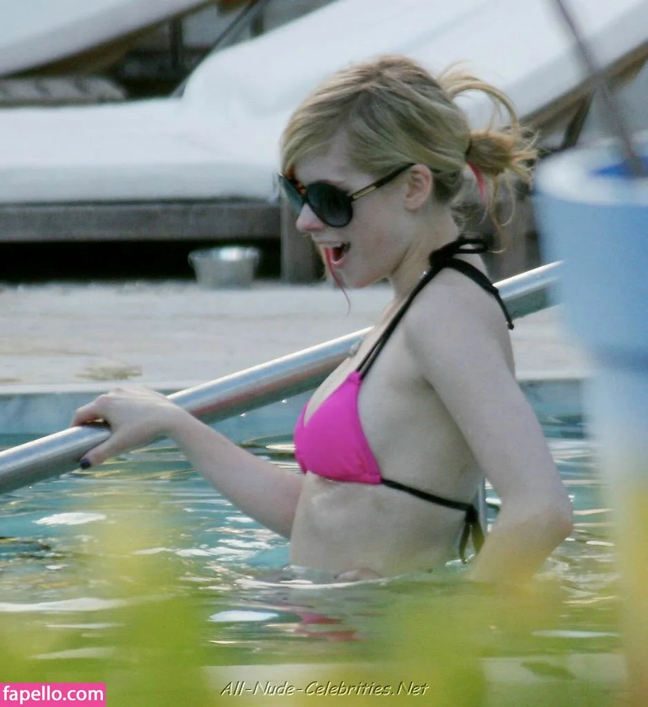 Avril Levigne Onlyfans Photo Gallery 