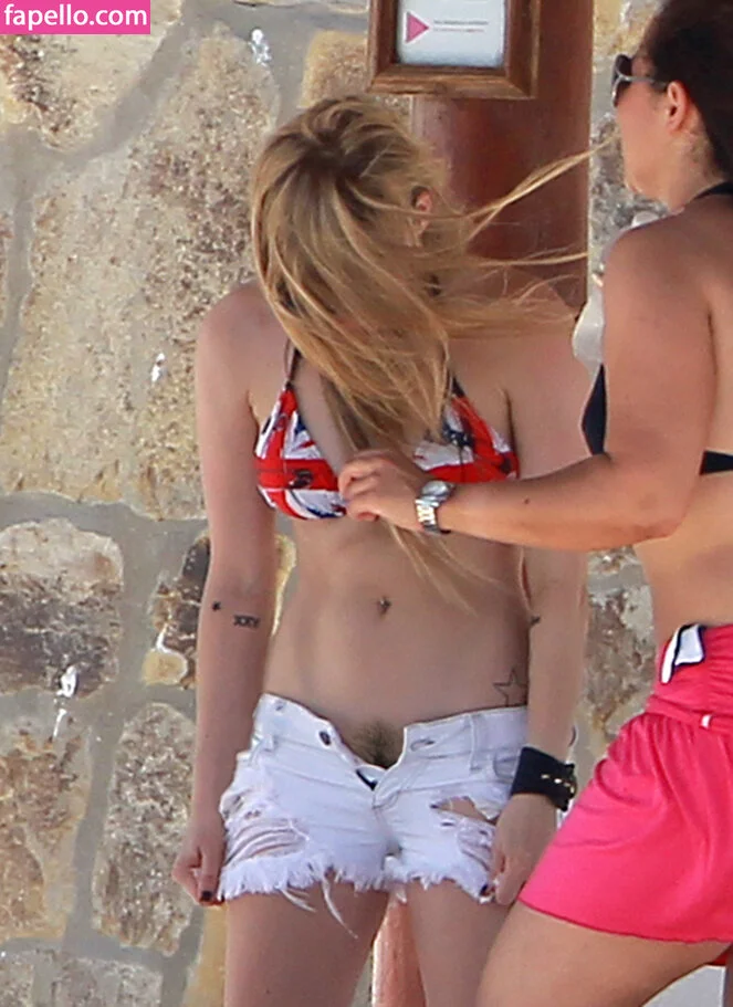 Avril Levigne Onlyfans Photo Gallery 