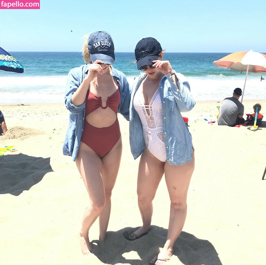 Allison Raskin Onlyfans Photo Gallery 