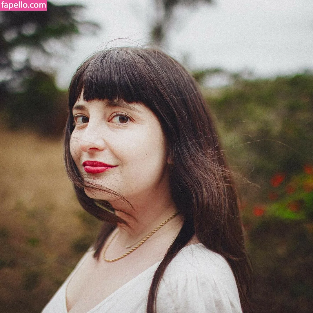 Allison Raskin Onlyfans Photo Gallery 