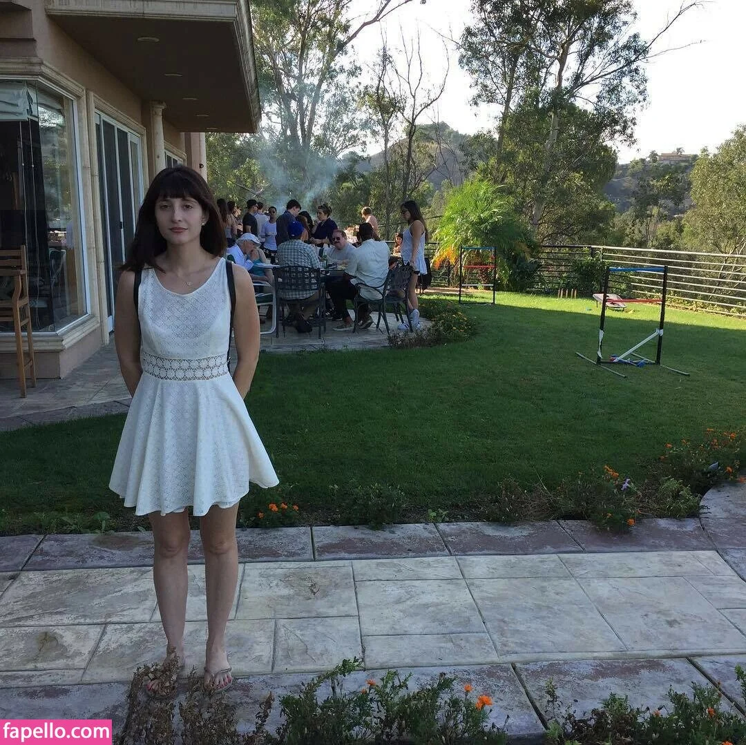 Allison Raskin Onlyfans Photo Gallery 