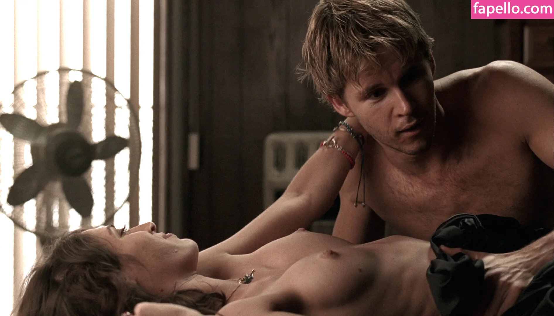 Lizzy Caplan Onlyfans Photo Gallery 