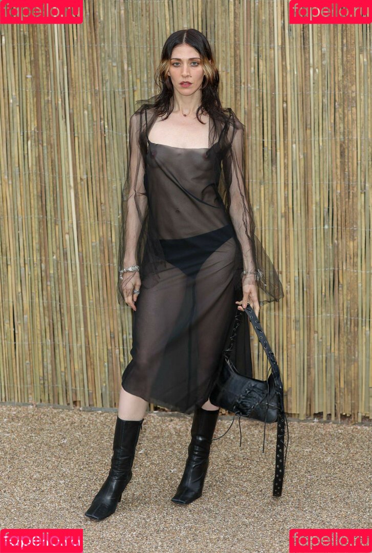 Caroline Polachek Onlyfans Photo Gallery 