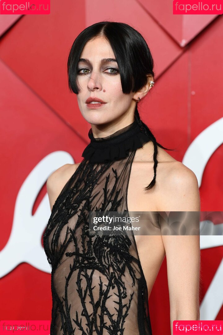 Caroline Polachek Onlyfans Photo Gallery 