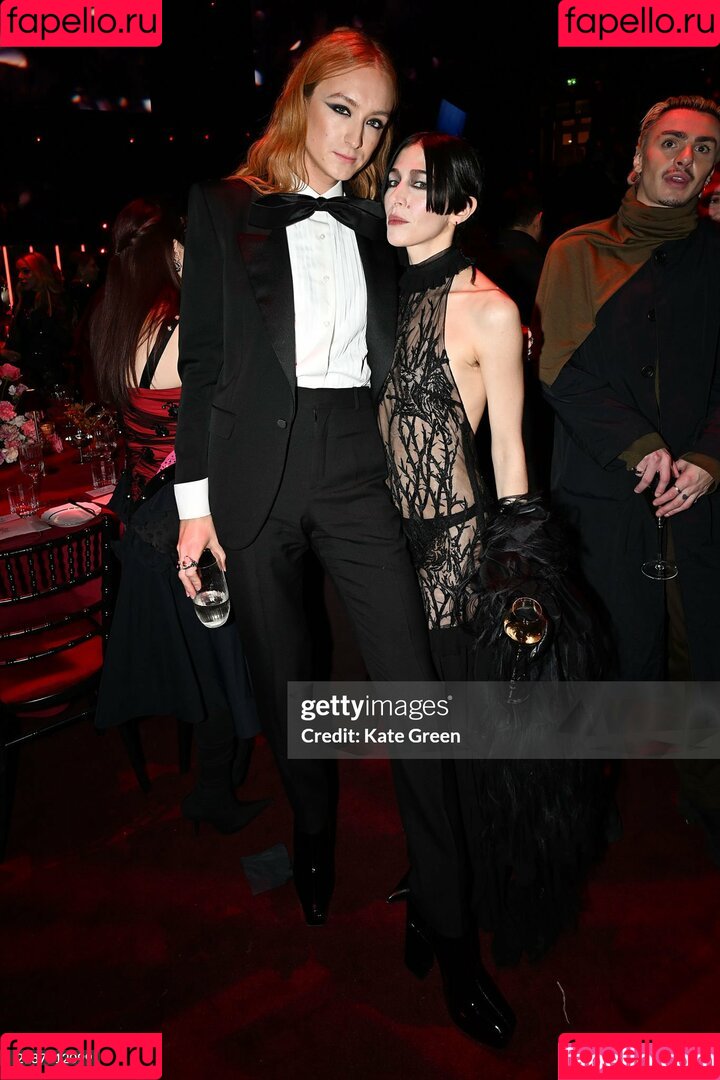 Caroline Polachek Onlyfans Photo Gallery 