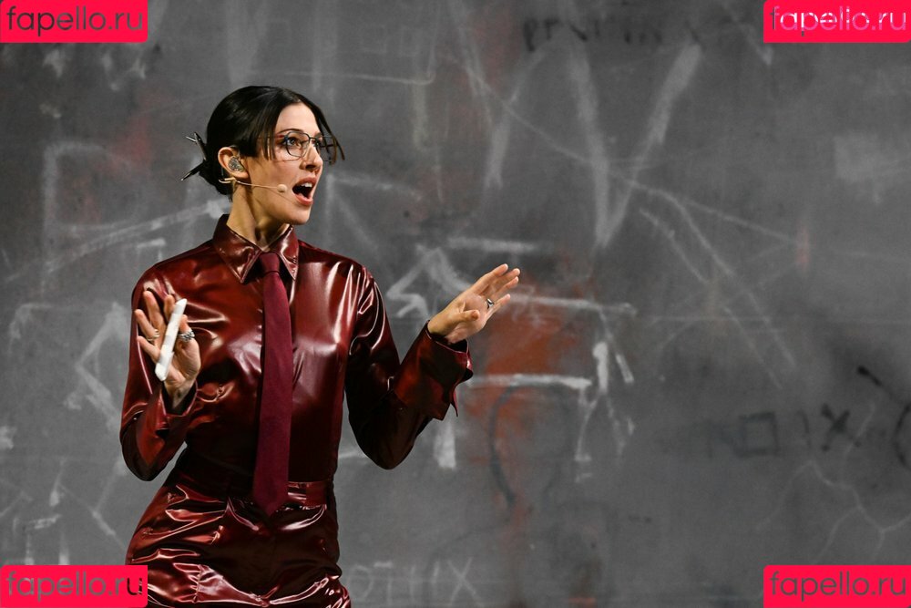 Caroline Polachek Onlyfans Photo Gallery 