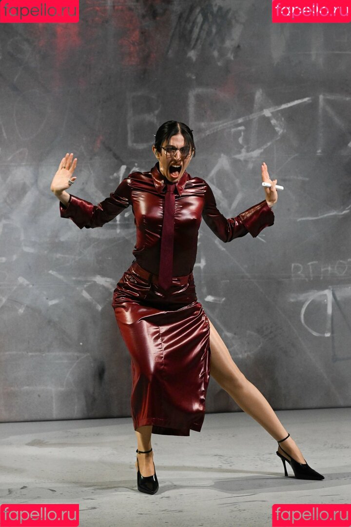 Caroline Polachek Onlyfans Photo Gallery 