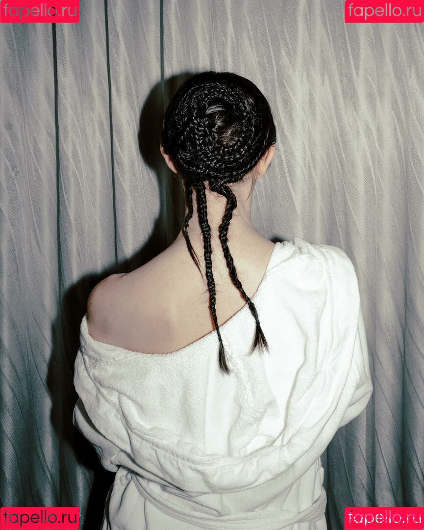 Caroline Polachek Onlyfans Photo Gallery 