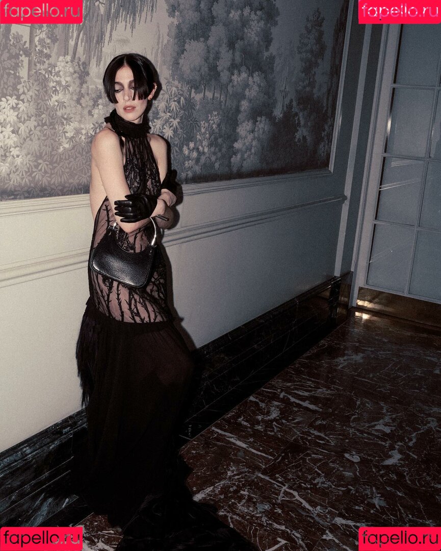 Caroline Polachek Onlyfans Photo Gallery 