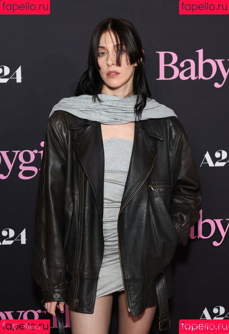 Caroline Polachek Onlyfans Photo Gallery 