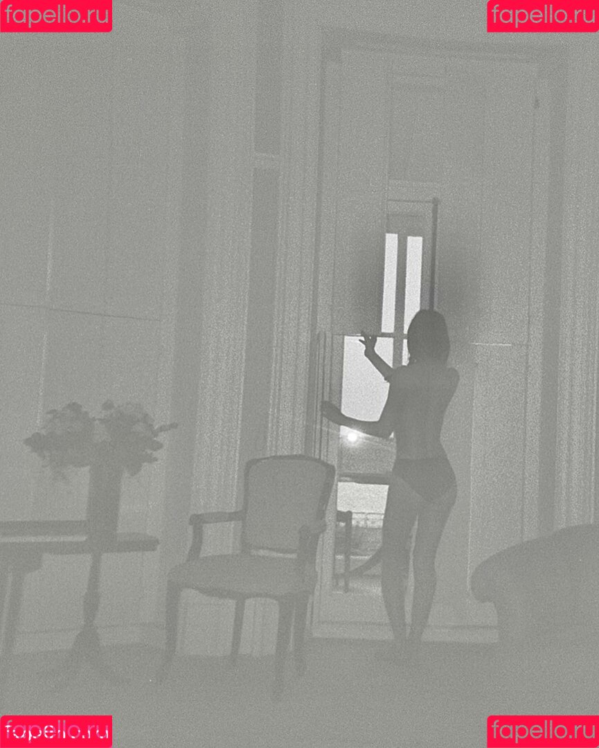 Caroline Polachek Onlyfans Photo Gallery 