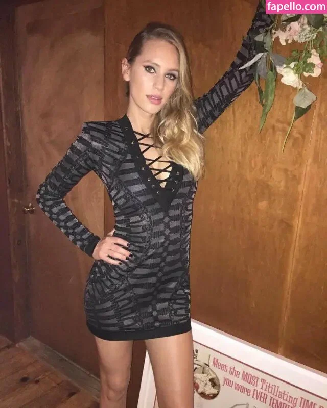 Dylan Penn Onlyfans Photo Gallery 