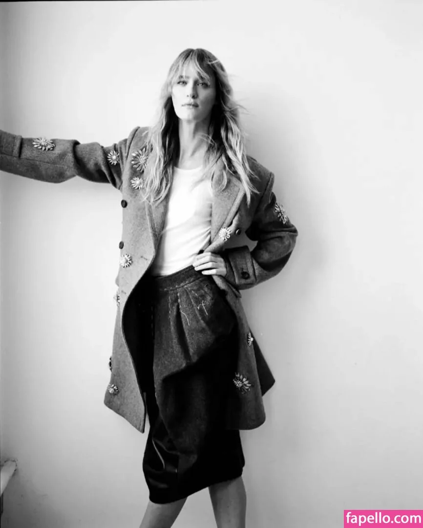 Mackenzie Davis Onlyfans Photo Gallery 