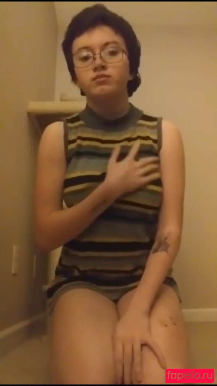 littlenikky1235 Onlyfans Photo Gallery 