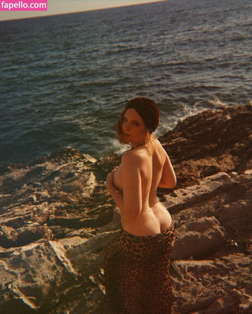 capolya Onlyfans Photo Gallery 