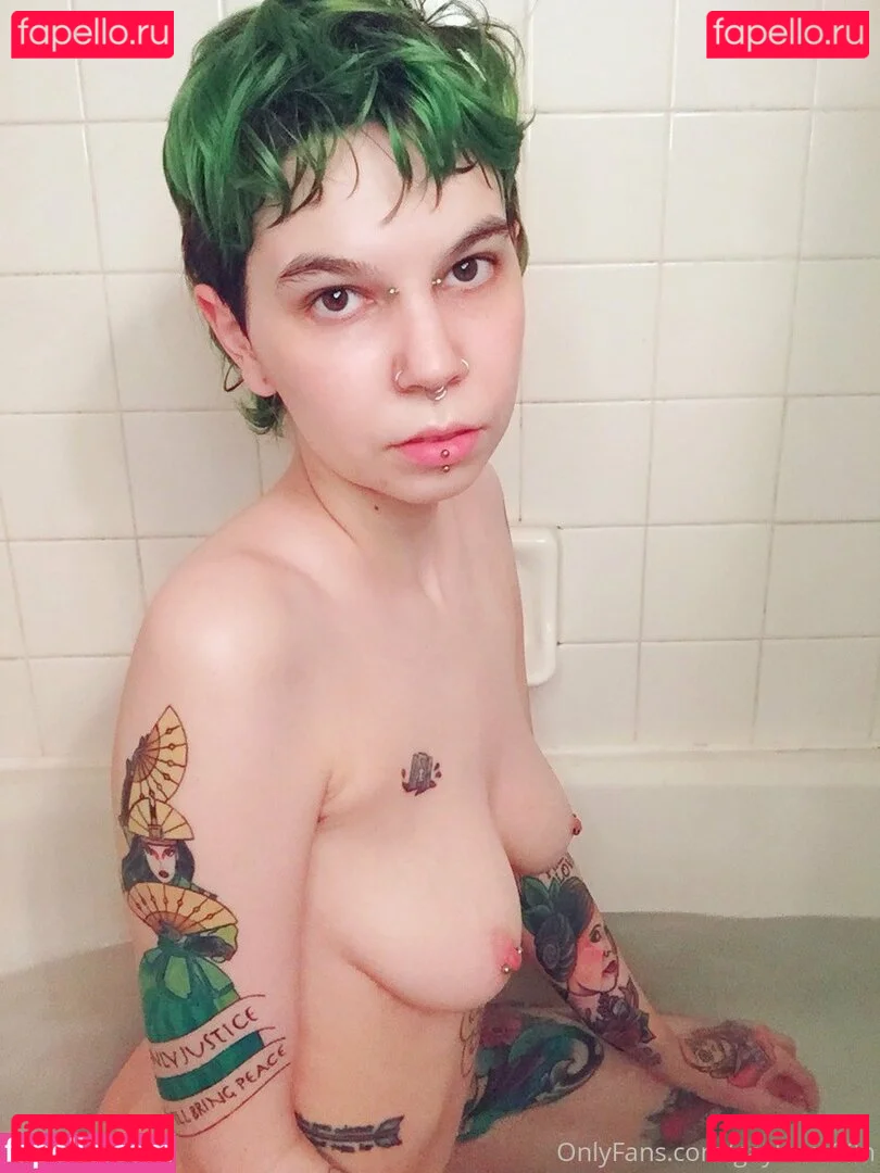 c0meonaileen Onlyfans Photo Gallery 