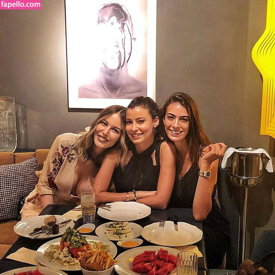 Hande Sarıoğlu Onlyfans Photo Gallery 