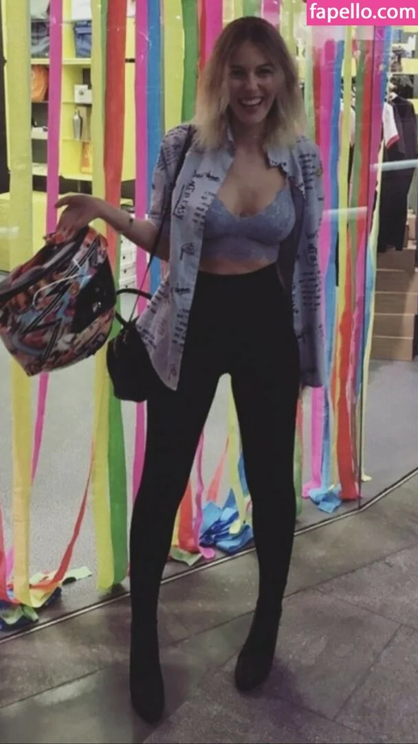 Hande Sarıoğlu Onlyfans Photo Gallery 