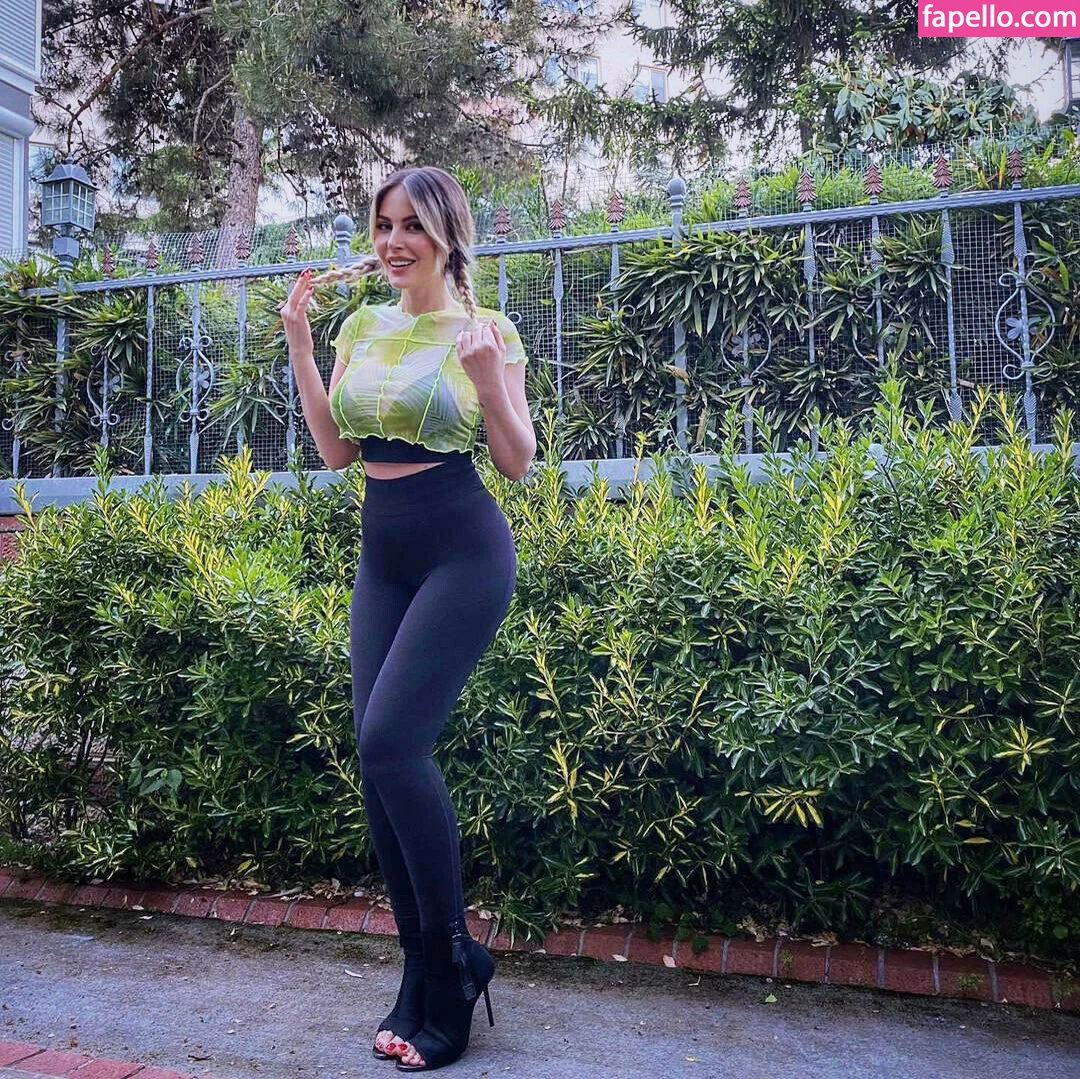 Hande Sarıoğlu Onlyfans Photo Gallery 