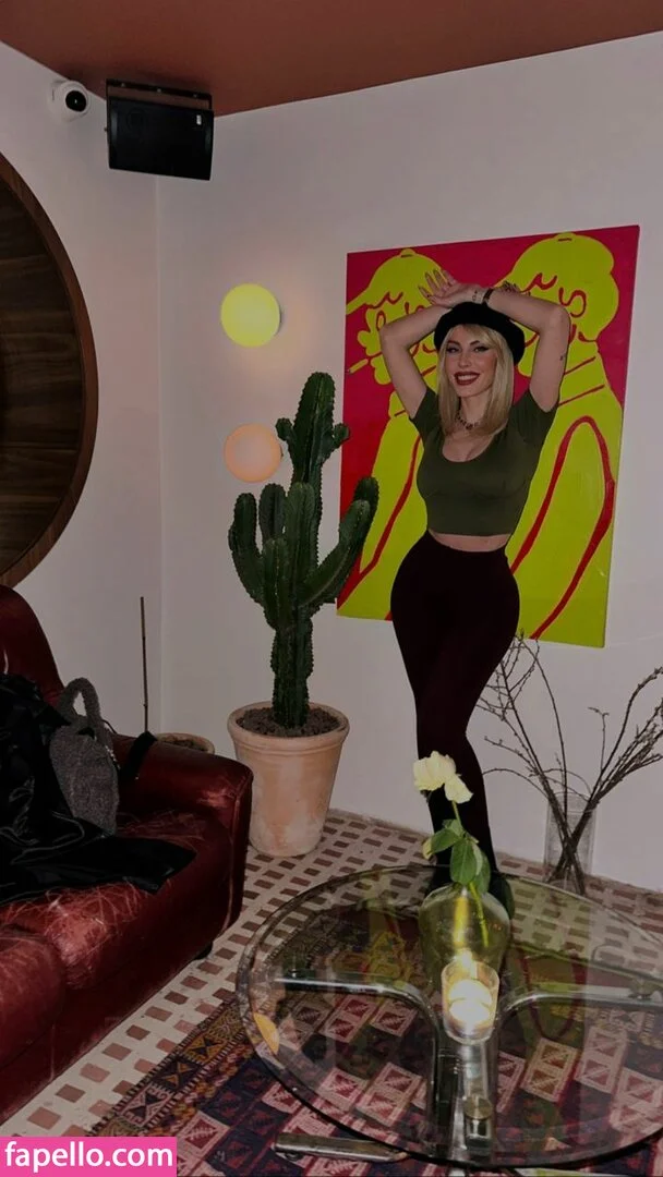 Hande Sarıoğlu Onlyfans Photo Gallery 